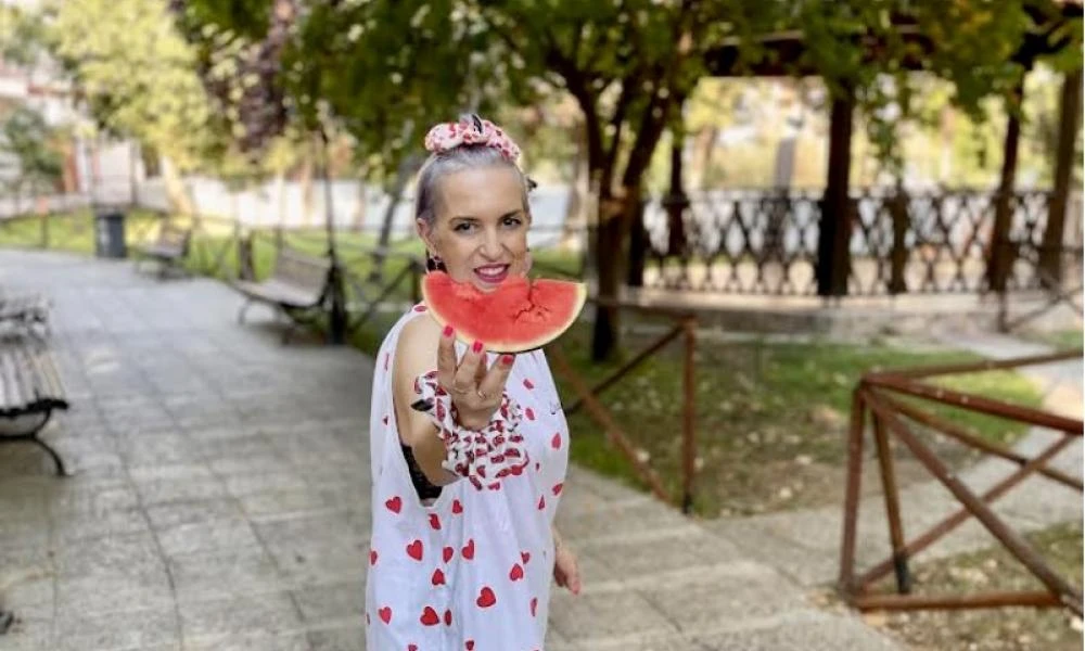 Θεσσαλονίκη: Η νεαρή κομμώτρια έκανε πράξη το μεγάλο της όνειρο και πλέον ποζάρει γεμάτη ευτυχία
